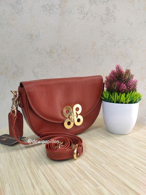 model tas selempang cokelat di toko tas Papillon terdekat Bandung