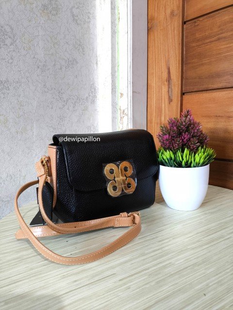 tas kulit hitam pilihan yang dijual di toko tas Papillon online
