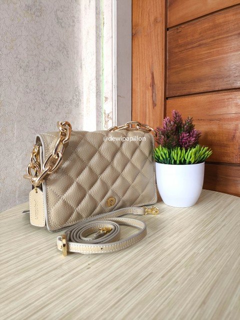 tas kulit warna krem yang dipakai harian dalam review tas Papillon