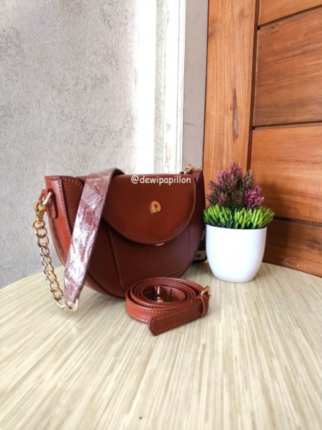 pemeriksaan ciri tas Papillon original pada tas cokelat rendang