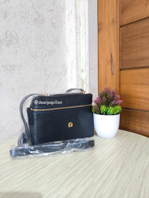 label dan kode seri sebagai penanda tas Papillon original warna dongker